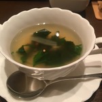 レストラン&ライブ ヌーヴォー - コース料理、まずはほうれん草のコンソメからのスタート（＾ν＾）