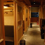 京料理 春神 - 個室が並ぶ店内