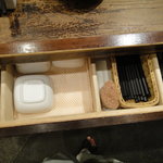 Tachinomidokoro Otokuya - カウンターのお箸は引出しの中です