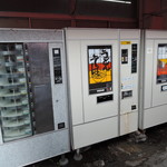 Edo kin - 大半の人が、 「え？自販機でコレ売ってるの？Σ(ﾟДﾟ;)」 とリアクションしそうな、 今もなお稼働中のレトロで珍しい自販機があります。
