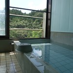 倉真明石温泉 - 名物の湯に浸かる