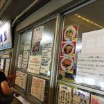魚市場食堂 - 入り口までのガラスにたくさん貼られたメニュー