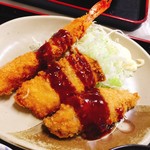 魚市場食堂 - ソースを掛けて