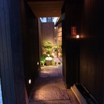 神楽坂 石かわ - 門を入ったところ
