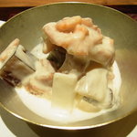 神楽坂 石かわ - 生の胡麻で和えた生イチジク、ずいき、生麩、ウド、さくらえび、焼きしいたけ