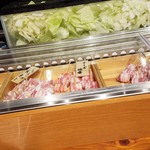 晴晴 - カウンターに並ぶ野菜や豚巻