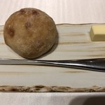 レミニセンス - パン。アツアツです。バターの味も素晴らしい。