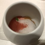 レミニセンス - 冷たいトマトスープを注いで完成です。