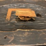 レミニセンス - フォアグラ。チョコレートパウダー、玉ねぎを薄く伸ばしパリパリにした物が上に乗っています。