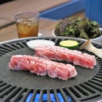 韓国料理 benibeni - スリットの入った鉄板は特製