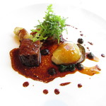 ラ メゾン ドゥ グラシアニ - 三田牛ランプのロースト 坂越の岩牡蠣「赤穂クリスタル」コンソメのジュレ 自家製黒ニンニクのピューレ ジャガイモ