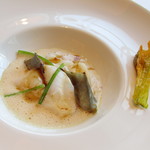 ラ メゾン ドゥ グラシアニ - 神戸中央市場より本日のお魚～ハタと牛尾農場のズッキーニのピューレ ニンニクの芽 イタリアのアーティチョーク シャンパンとレモンの酸味を効かせたソース