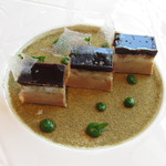 ラ メゾン ドゥ グラシアニ - フォアグラのテリーヌと伝助アナゴのブレッセ 篠山山椒とほうれん草のソース ペッパーのパウダー 穴子の骨から取った出汁とポートワインと赤ワインを使ったジュレ