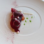 ラ メゾン ドゥ グラシアニ - 神鍋田村鱒のマリネ なゆた農場のビーツのピクルス フレッシュチーズの燻製のソース ディル（ハーブ）を効かせたオイル