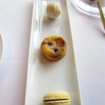 ラ メゾン ドゥ グラシアニ - マンゴーのマカロンチョコレート、チェリーと卵のファーブルトン、ゆずこしょうのトリュフ