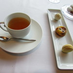 ラ メゾン ドゥ グラシアニ - アールグレーとお茶菓子（マンゴーのマカロンチョコレート、チェリーと卵のファーブルトン、ゆずこしょうのトリュフ）