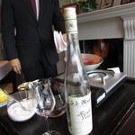 ラ メゾン ドゥ グラシアニ - 丹波ヨーグルトのムース アイス アメリカンチェリーとそのキャラメルとブランデー調理中