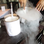 ラ メゾン ドゥ グラシアニ - 神戸・西区のトマトのコンソメのソルベとシロップ調理中