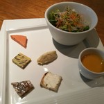 ひと口サイズの凝った前菜に温かい人参のスープ、ボウルにたっぷりのサラダ