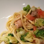 煮込んだホロホロ鳥の上品な旨味と、刻んだフレッシュトマトやブロッコリーが合う！