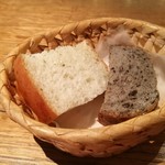 ラ・パンセ - 自家製パンは2種類、ローズマリーを練り込んだフォカッチャと黒ごまの風味が抜群のパン