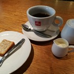 ラ・パンセ - 食後のコーヒー、華やかな紅茶風味のふわふわ＆しっとりミニシフォンケーキ