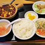 台湾料理 千客萬来 - 麻婆豆腐セット（麻婆豆腐、おまかせ一品、サラダ、スープ、漬物）（780円）
