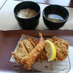 Tonkatsu Kewaike - ご飯やみそ汁、サラダにカレー食べ放題付き！平日限定ロースとんかつと海老フライランチ税込み1,000円