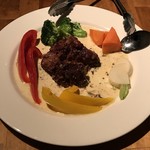 牛ホホ肉の赤ワイン煮込み チーズクリーム添え