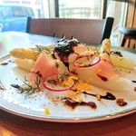 フランス惣菜と串カツ マルブラード - ホワイトアスパラにポーチドエッグと生ハム