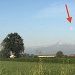 L'altro Campagnolo - 西の空に残った十六夜がモンヴィーゾの横に