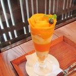くらしき桃子 - マンゴーローズパフェ。1728円