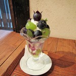 くらしき桃子 - 極早生ピオーネパフェ。1728円