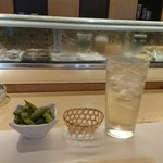 玄海鮨 - 梅酒ソーダ割りとお通しの枝豆。