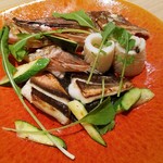 ファリナモーレ - 「お魚料理」 ジャガイモとイカ墨のピュレにホウボウとアオリイカのロースト載せ✨