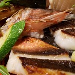 Farinamore - 「お魚料理」 ジャガイモとイカ墨のピュレにホウボウとアオリイカのロースト載せ✨