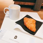 パワー ラウンジ ノース - カフェラテとクロワッサンで朝食