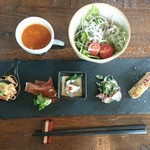 前菜とサラダとスープ付き