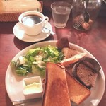 パーラー江古田 - トーストセット980円。税抜き　よく焼き、ドリップコーヒーに深煎りのエチオピア。スライスパンは、レーズン酵母バケットとゆめしほうのパンと白いちじくベーグル各2カット。美味！(^○^) 20180702