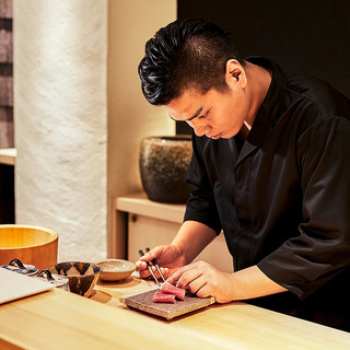一位独特的寿司厨师，也接受过日本和意大利菜日本料理培训。