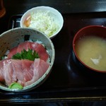 異彩 - 本まぐろ鉄火丼、サラダ、豚汁