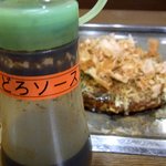 浪花屋 福 - では、自分仕様のお好み焼きを作っていきましょうか。 まずは、少し辛味を加えるために、ちょっぴり、どろソースを掛けます。