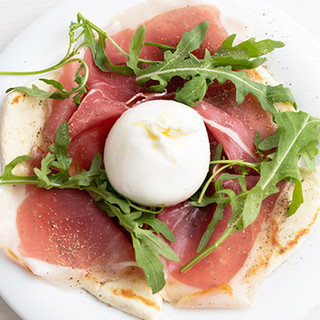 Enjoy the melty texture of the currently popular cheese “Burrata”