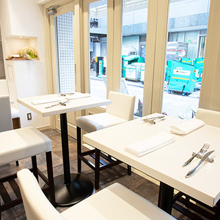 白色為基調的時尚店內