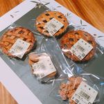 パネッテリア イル ピノリーノ - 右下から時計回りに  アーモンドのメレンゲ菓子、バーチ ディ ダーマ(アーモンドとチョコレートのクッキー)、マンゴーのタルト、ベリーのタルト、チョコレートのタルト
      