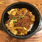 韓国家庭料理ジャンモ - 石焼レッドプルコギ丼￥1100