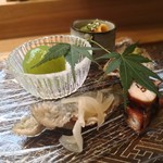 肴とお酒 うを弘 - 八寸（青梅蜜煮、ホヤ塩辛、ヒイラギ唐揚げ、小アジ南蛮漬け、蛸柔らか煮）
