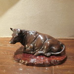 料亭 冨茂登 - これは牛の置物