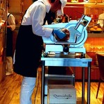 ボン・ダボン - ベルシューをスライスする多田さん