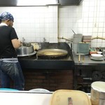 ラーメン 親爺 - 茶色の茹で汁は「かん水」が多い麺、小麦とかん水が反応して「フラボン」色素が茹で汁に出ているため